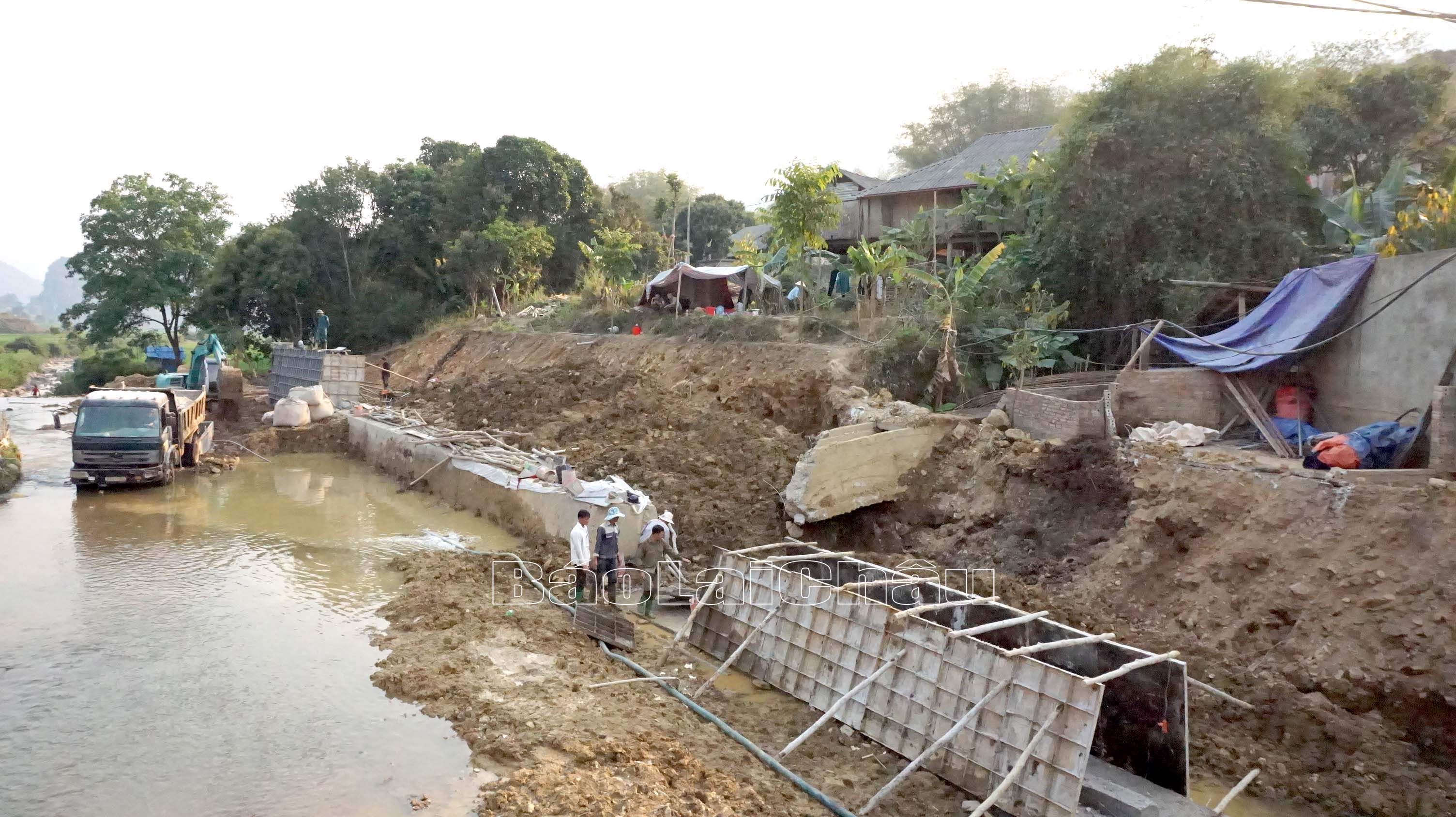 Công ty TNHH Tư vấn xây dựng Hoàng Liên đẩy nhanh tiến độ thi công tuyến kè Bản Lướt phòng chống thiên tai.